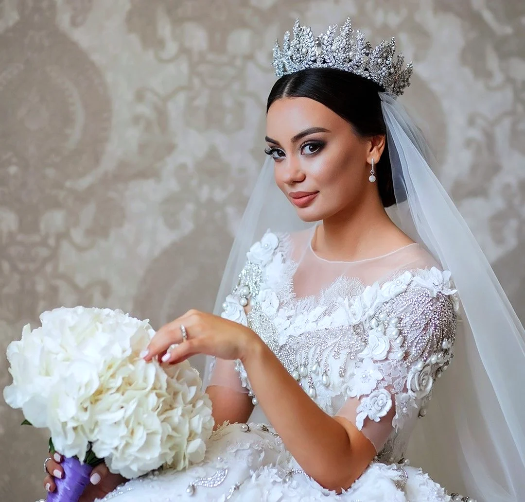 Свадебный образ с короной кавказской внешностью