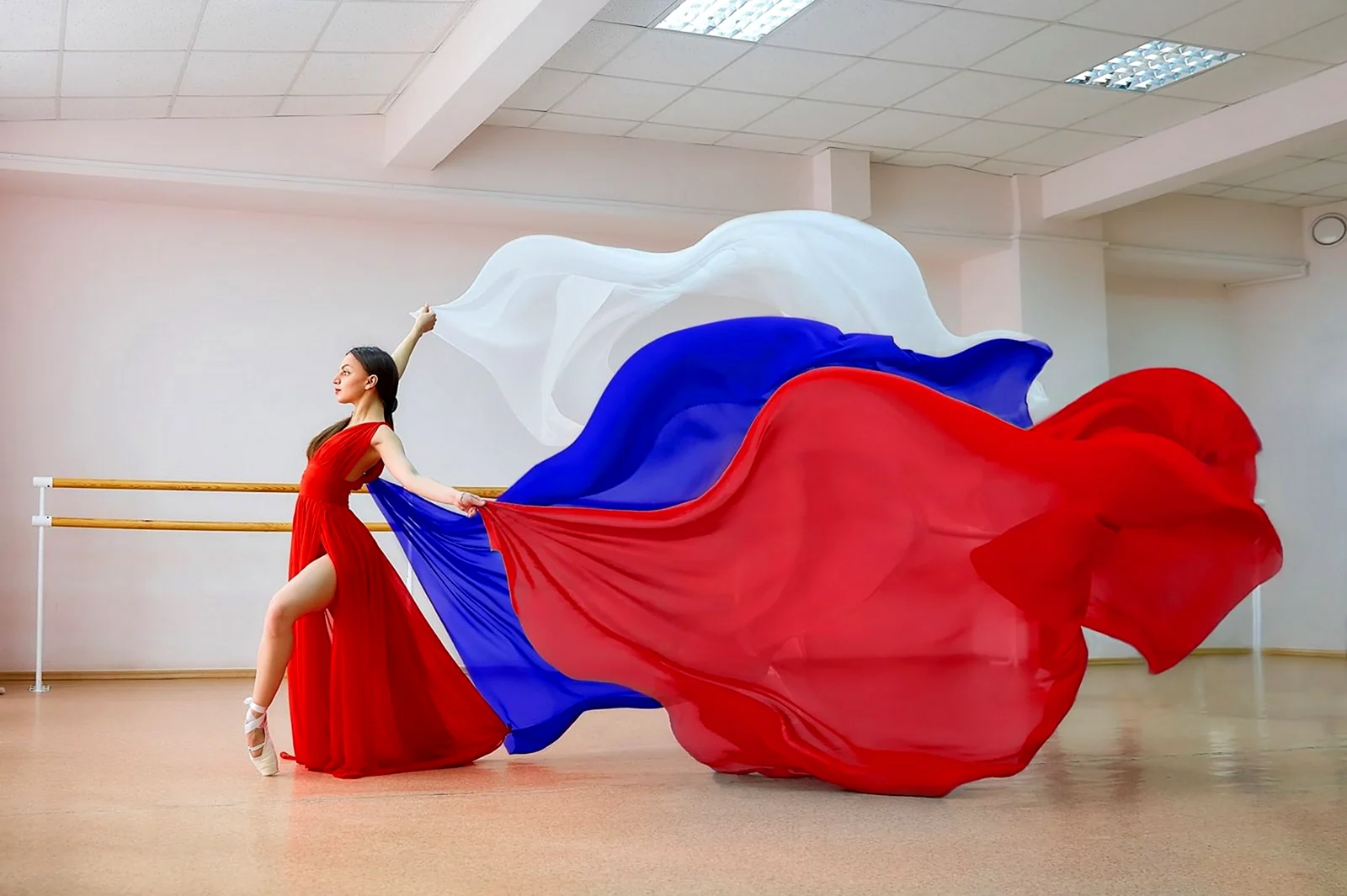 Танец с российским флагом