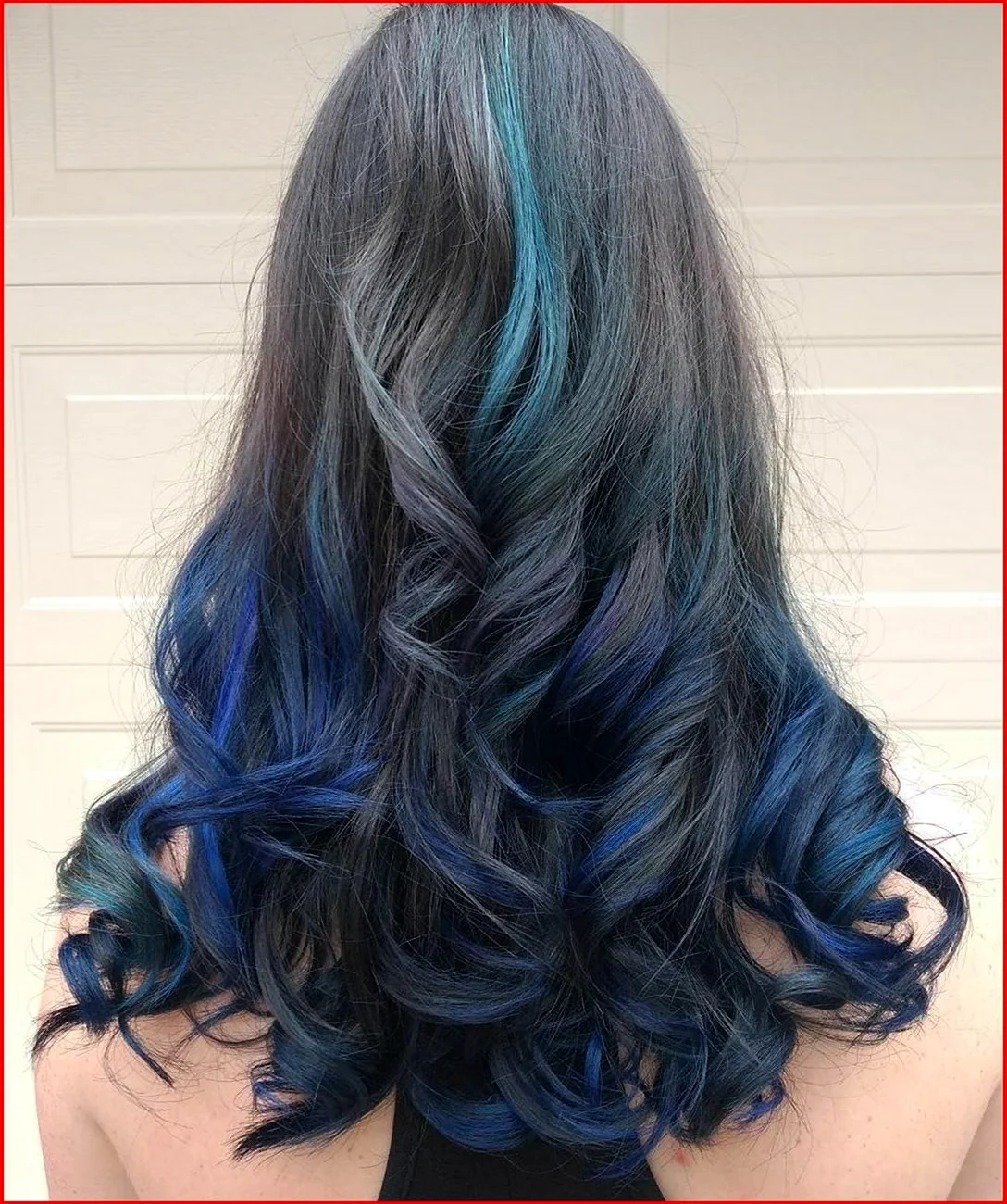 Темно русые волосы с синими прядями