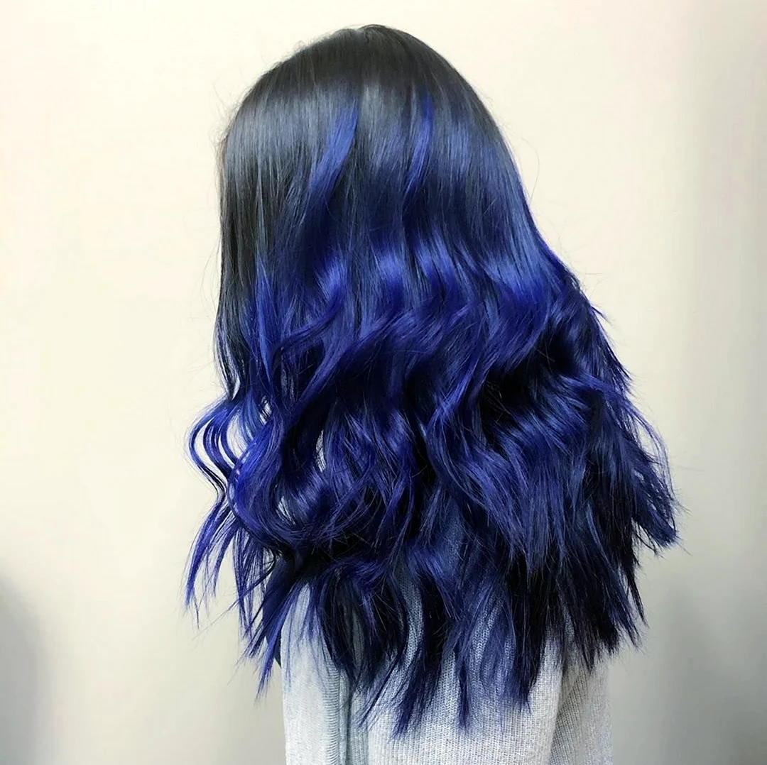 Темные волосы с голубым оттенком