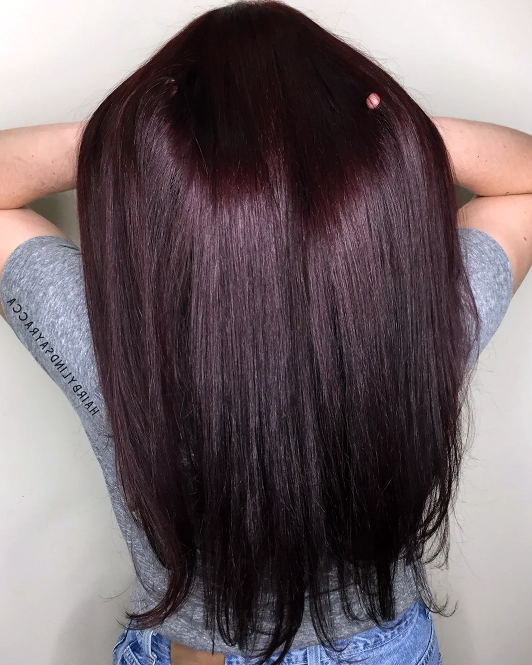 Темный цвет волос с красным отливом