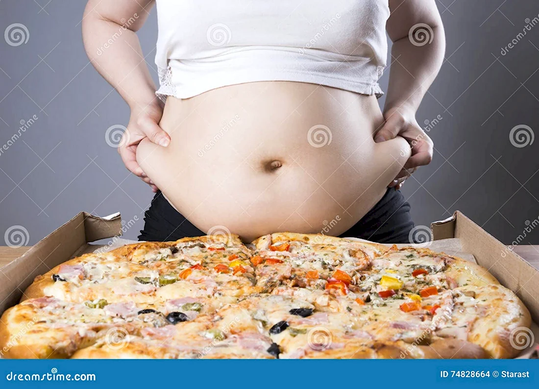Толстые люди с пиццей