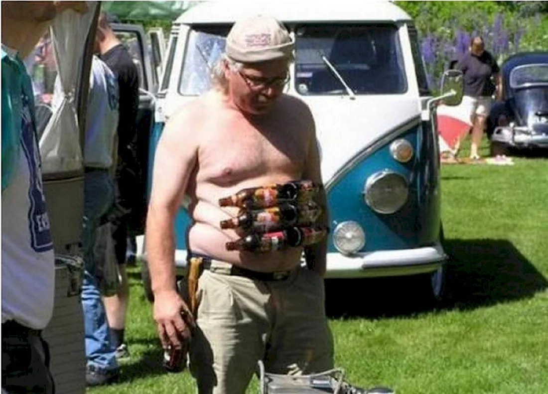 Толстый мужик с бутылками пива