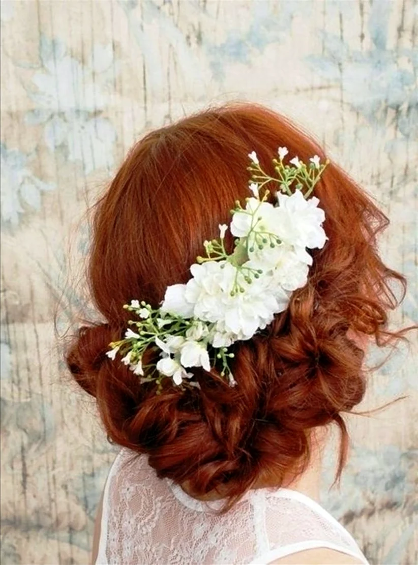 Цветы в рыжих волосах