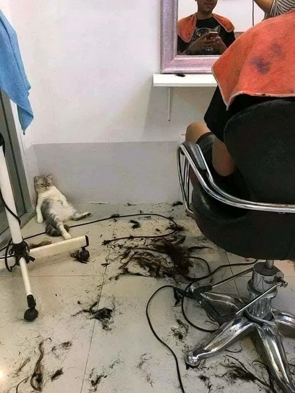 Уставший парикмахер