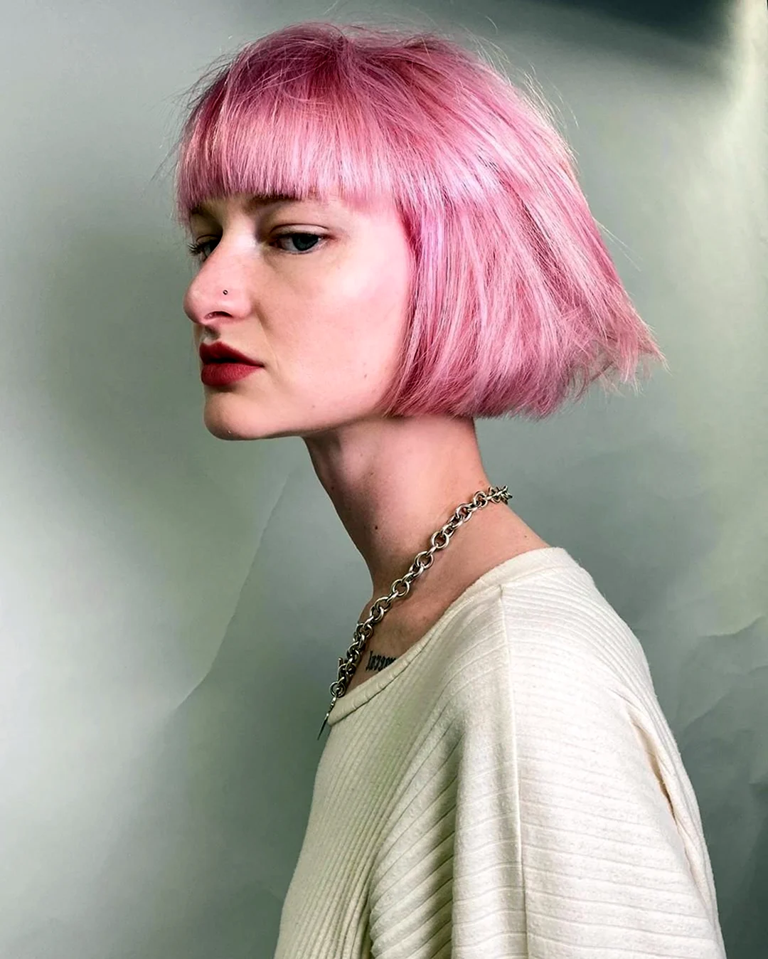 Виктория Блисс с розовыми волосами