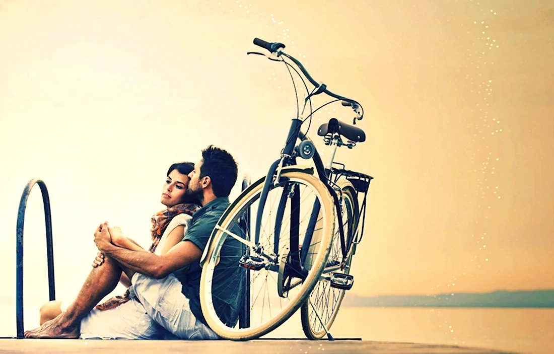 Влюбленная пара на велосипеде