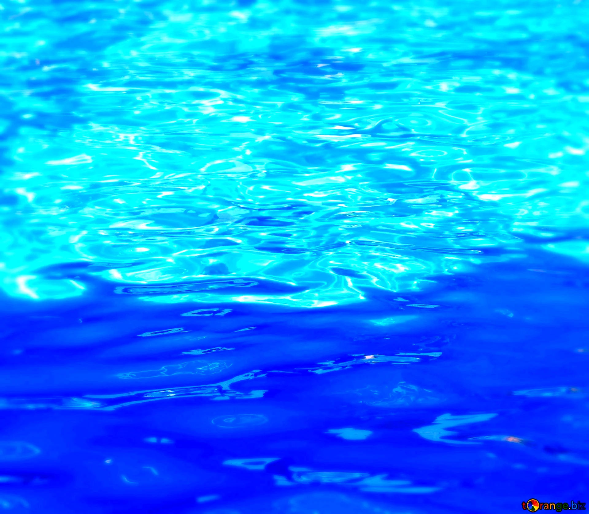 Вода в бассейне