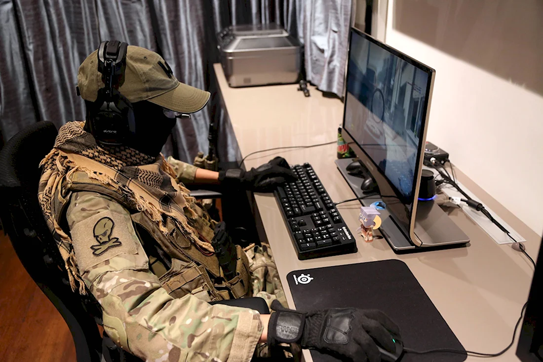 Военный сидит за компьютером