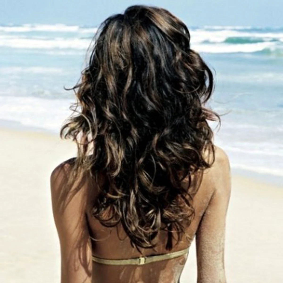 Волнистые волосы со спины