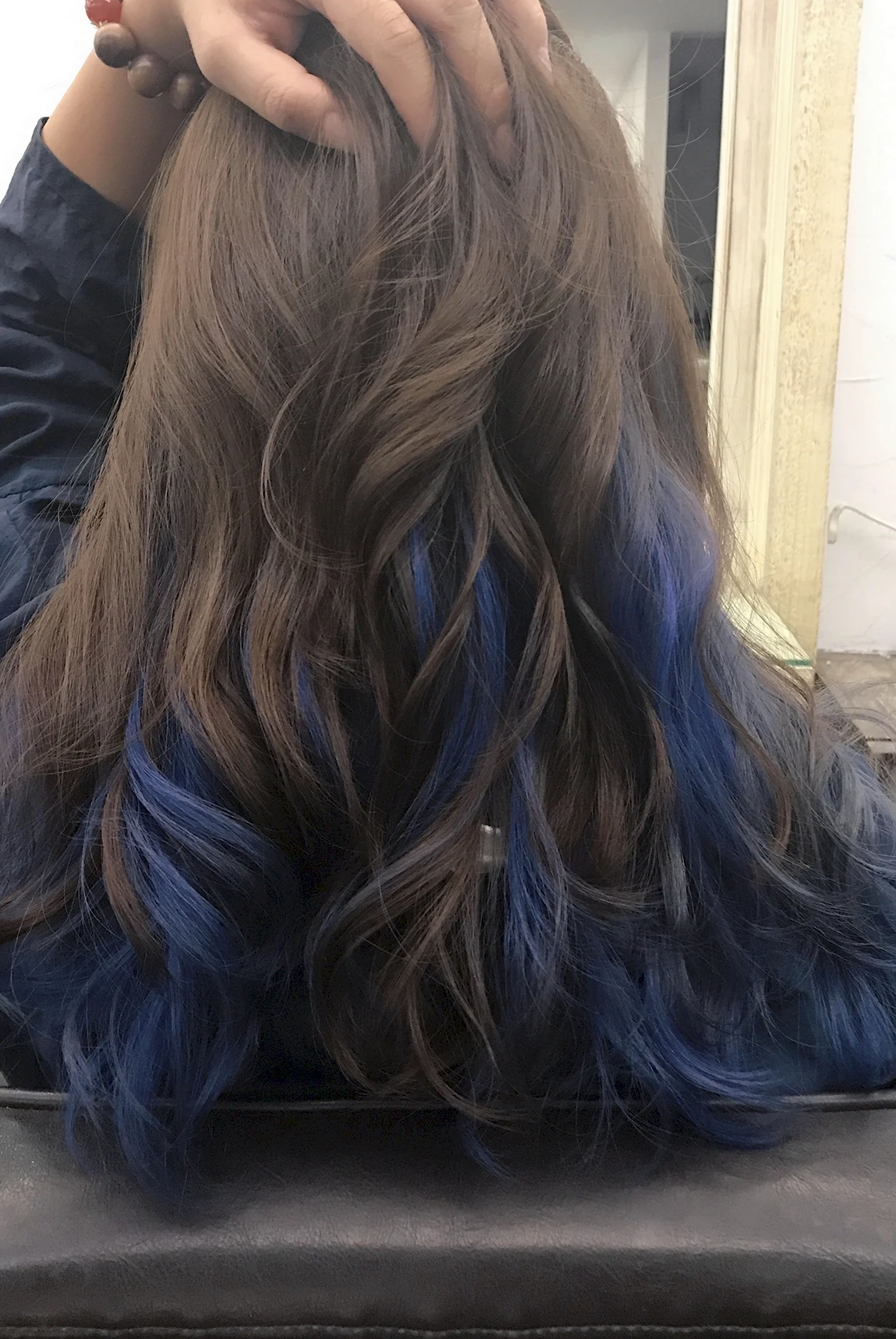 Волосы каштановые с синим