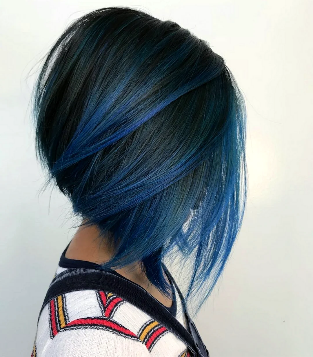Волосы с синими прядями