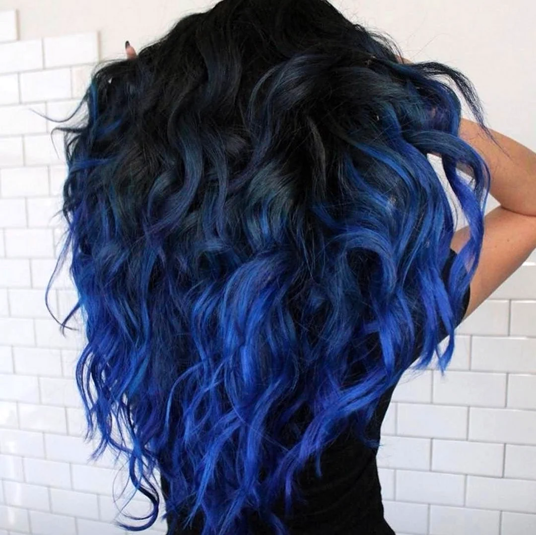 Волосы с синими прядями