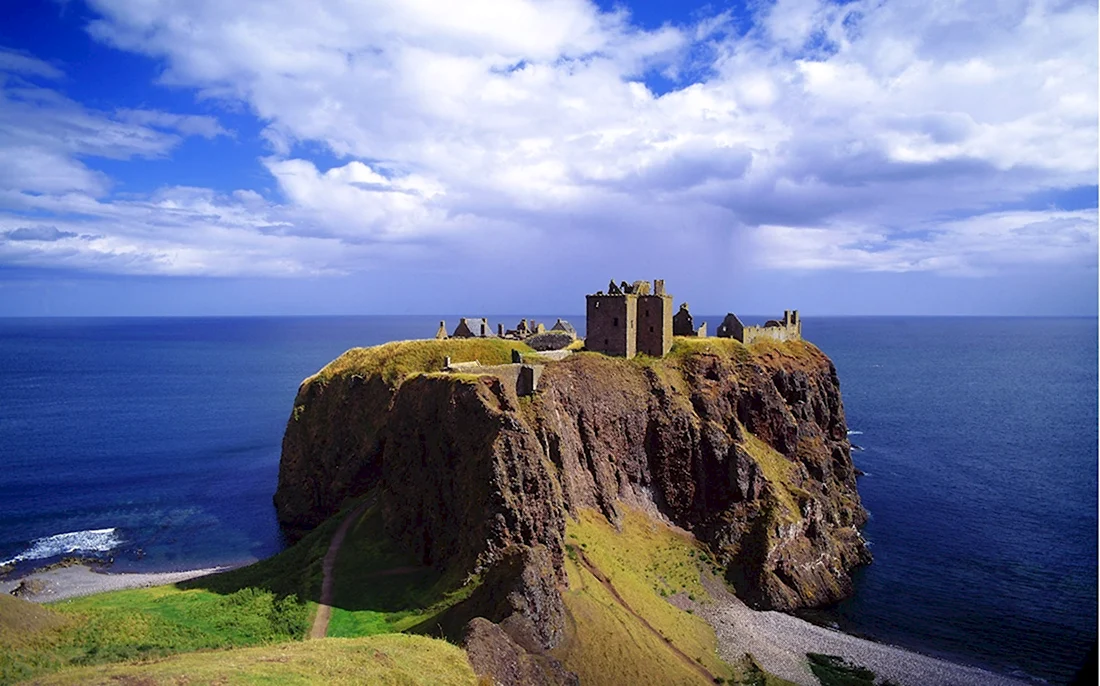 Замок Данноттар Шотландия Великобритания