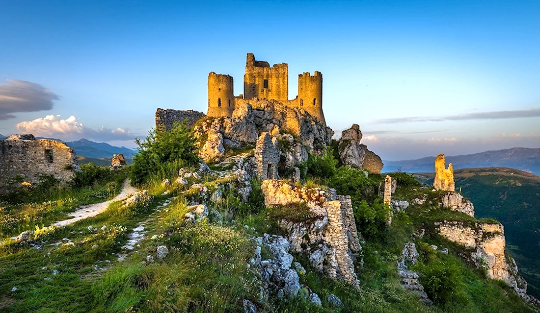 Замок море скала Италия