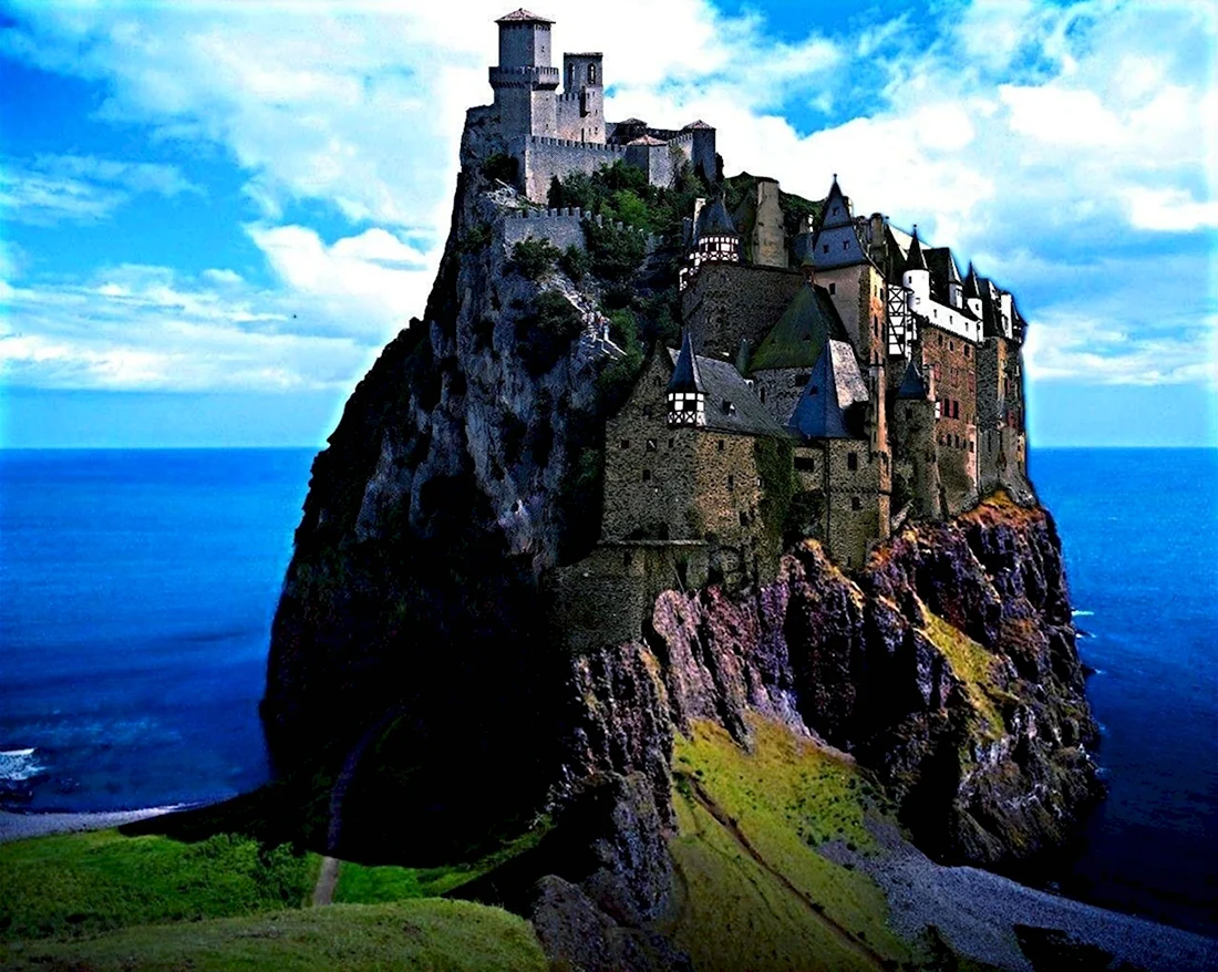 Замок на скале остров Ардмор Ирландия