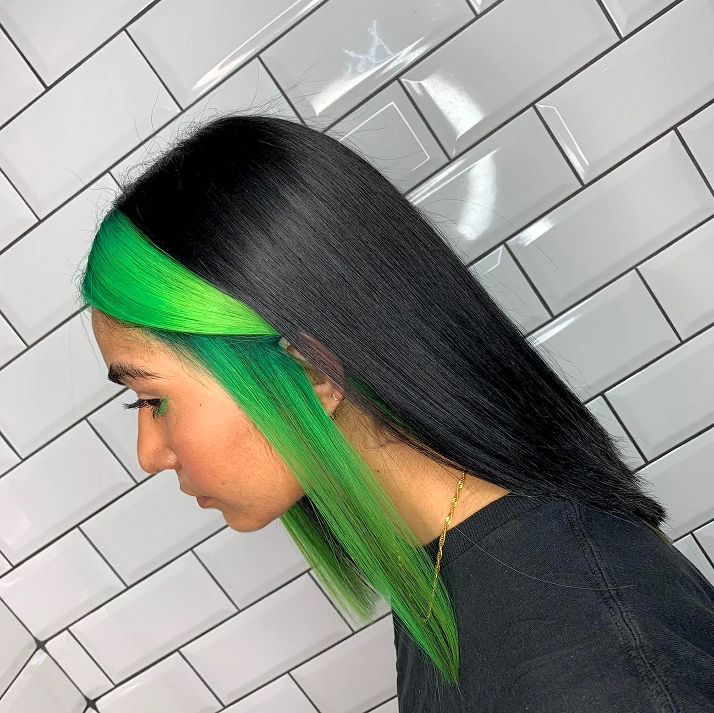 Зеленые пряди волос
