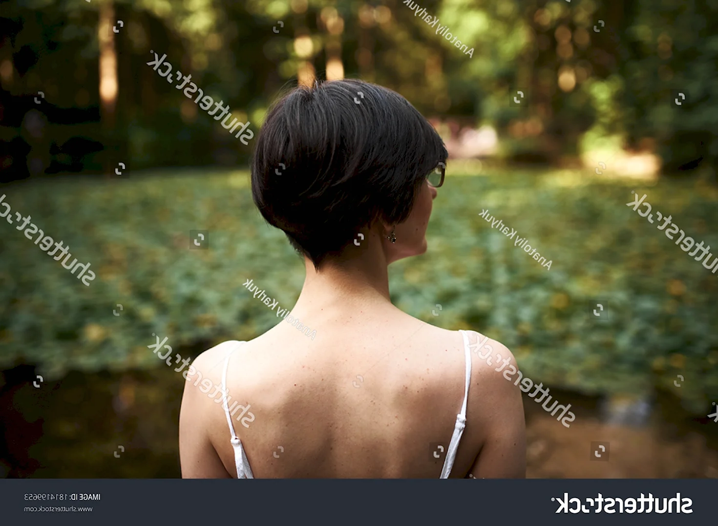 Женщина с короткой стрижкой со спины голая