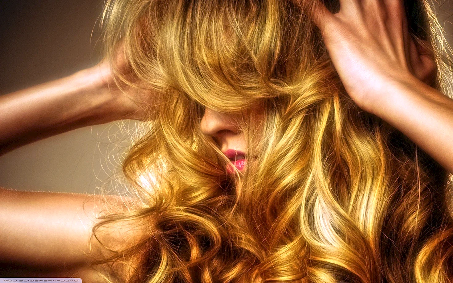 Женщина с золотыми волосами