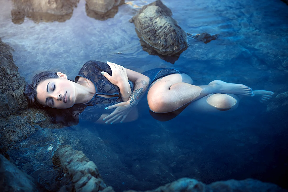 Женское тело под водой