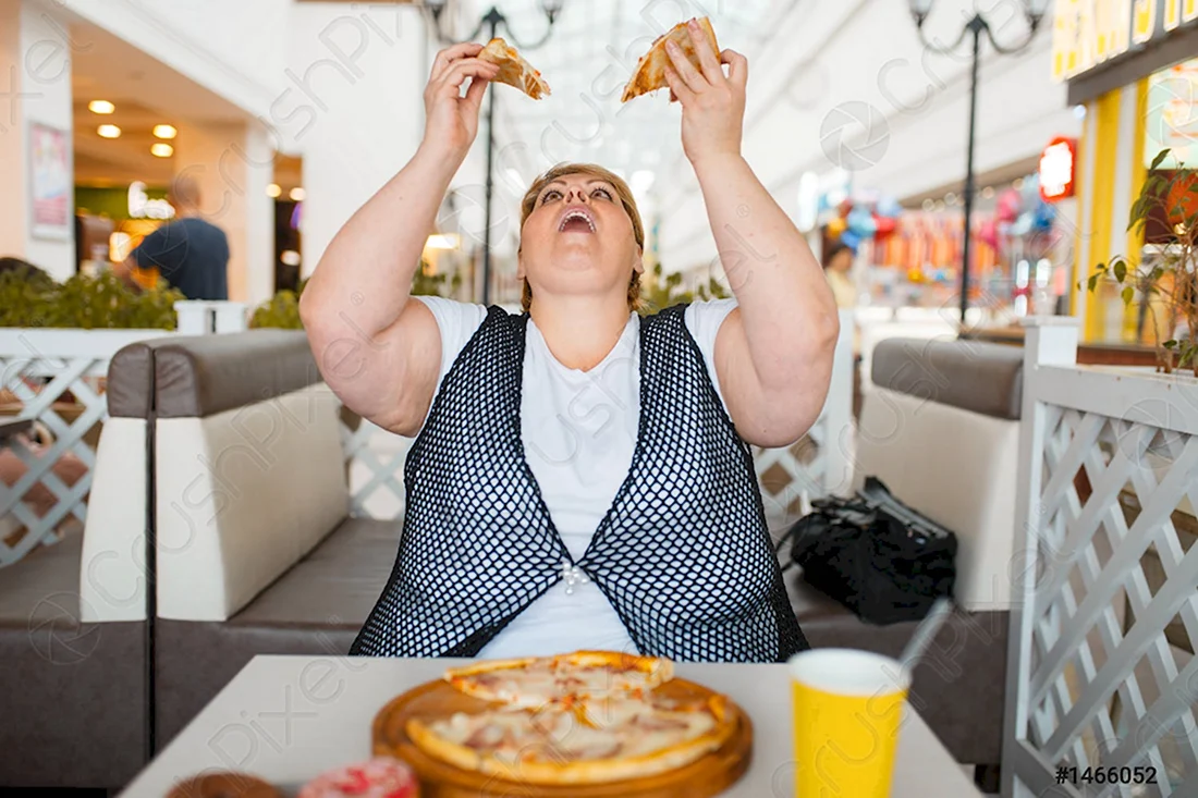 Жирная женщина в ресторане