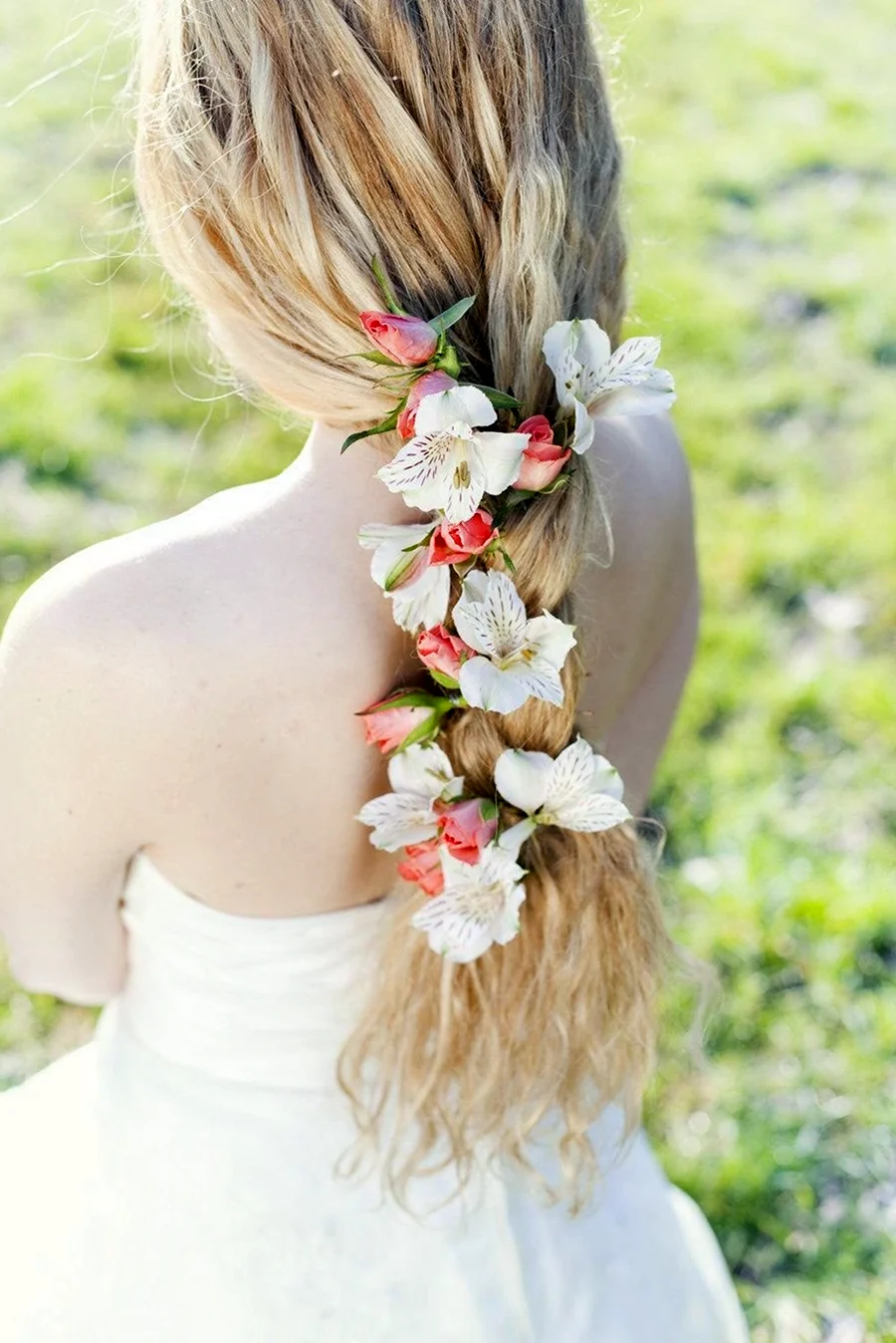 Живые цветы в волосах