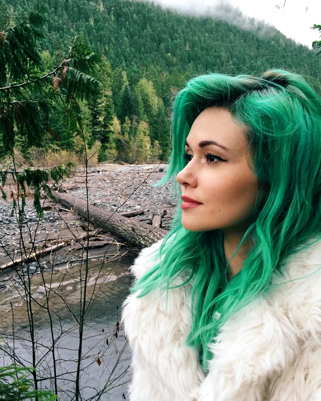 Алина Косова с зелеными волосами