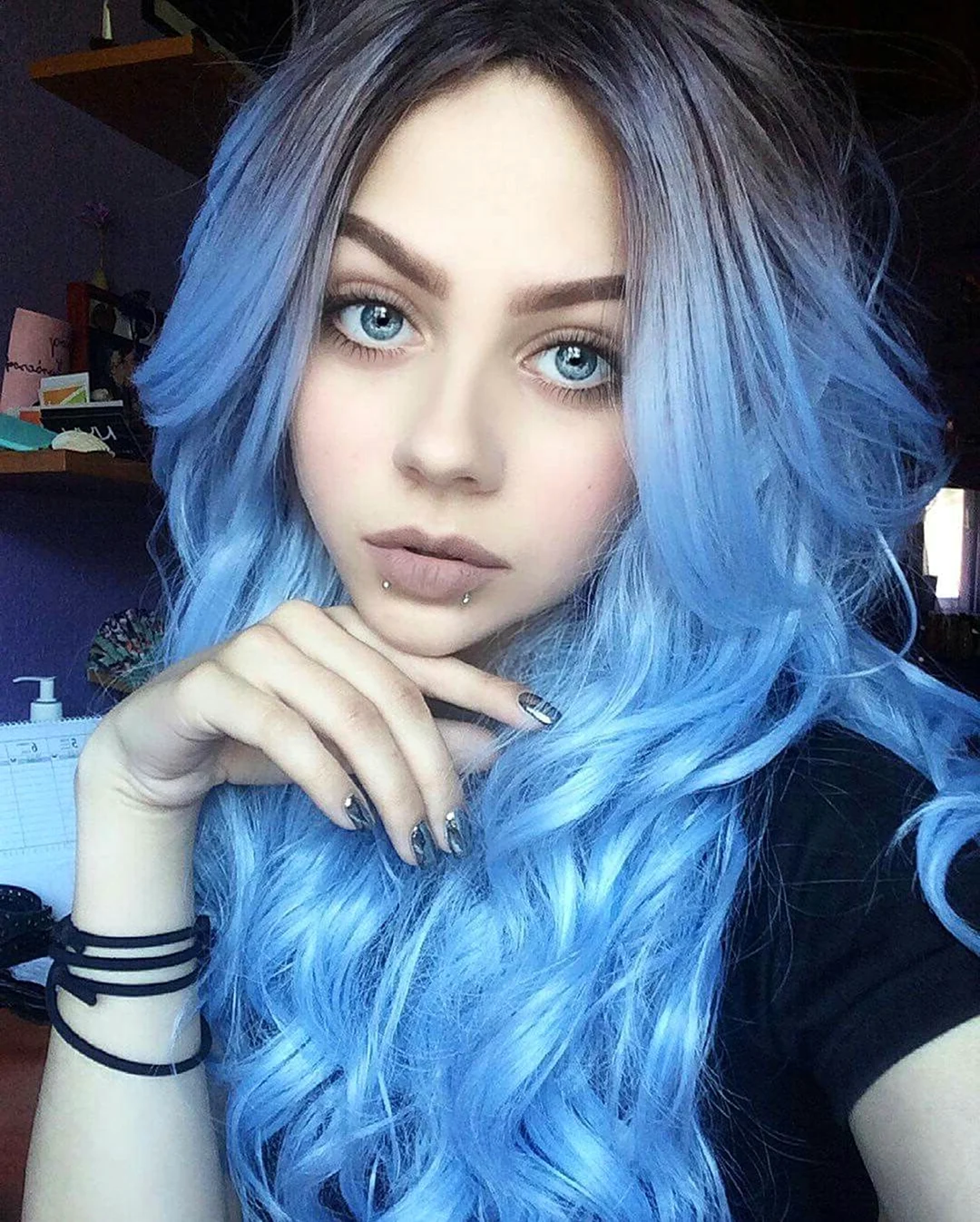 Алина Олешева с голубыми волосами