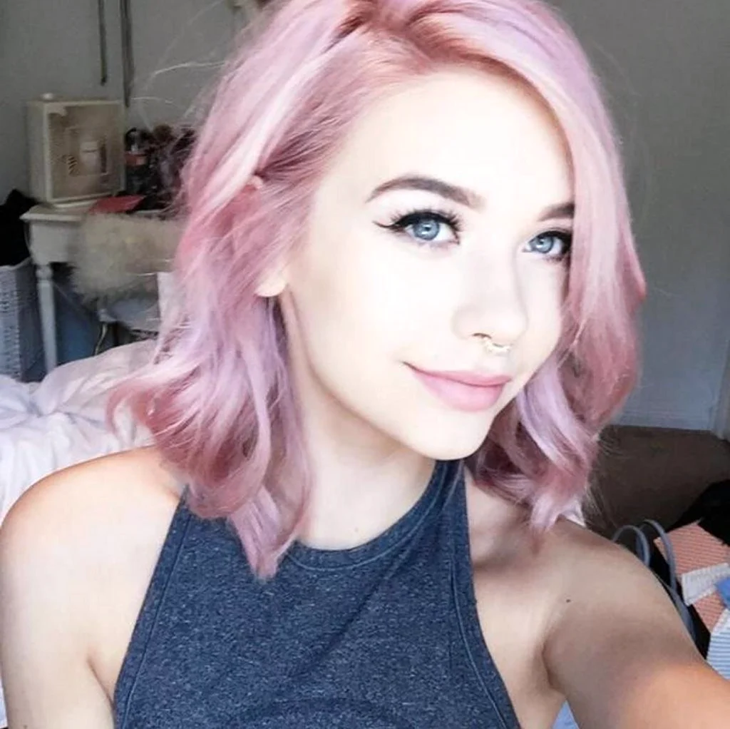 Аманда стил с розовыми волосами