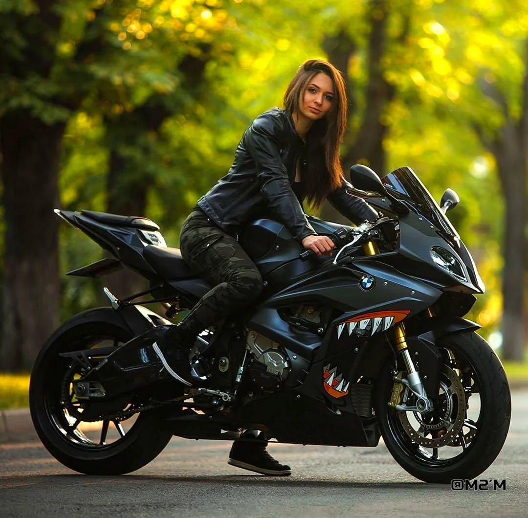 Анастасия Трегубова на мотоцикле