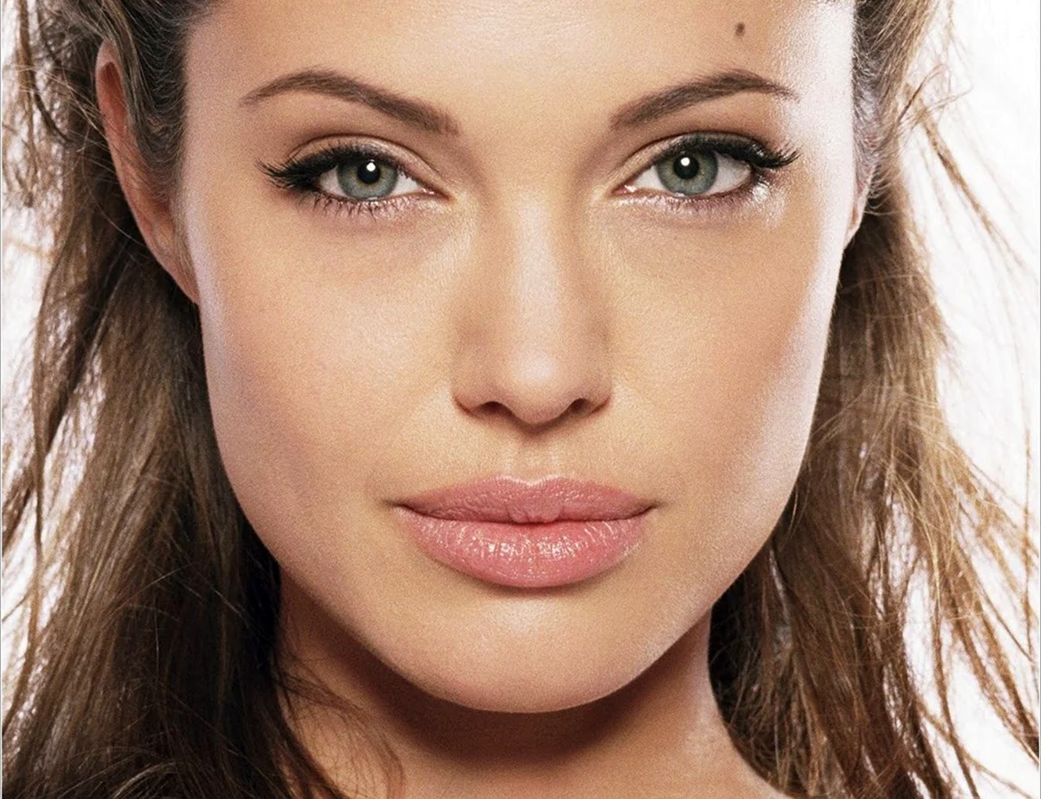 Анджелина Джоли фото анфас