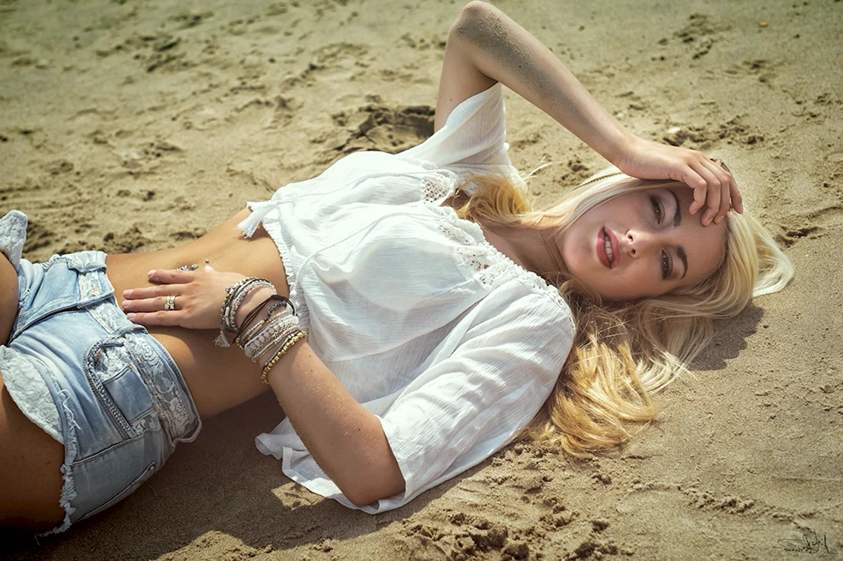 Блондинка на песке