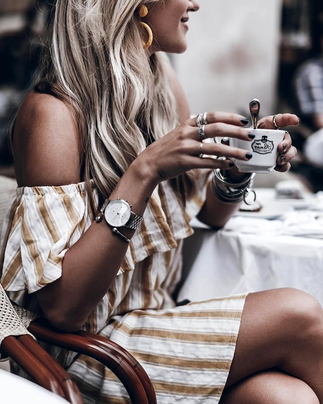 Блондинка с кофе