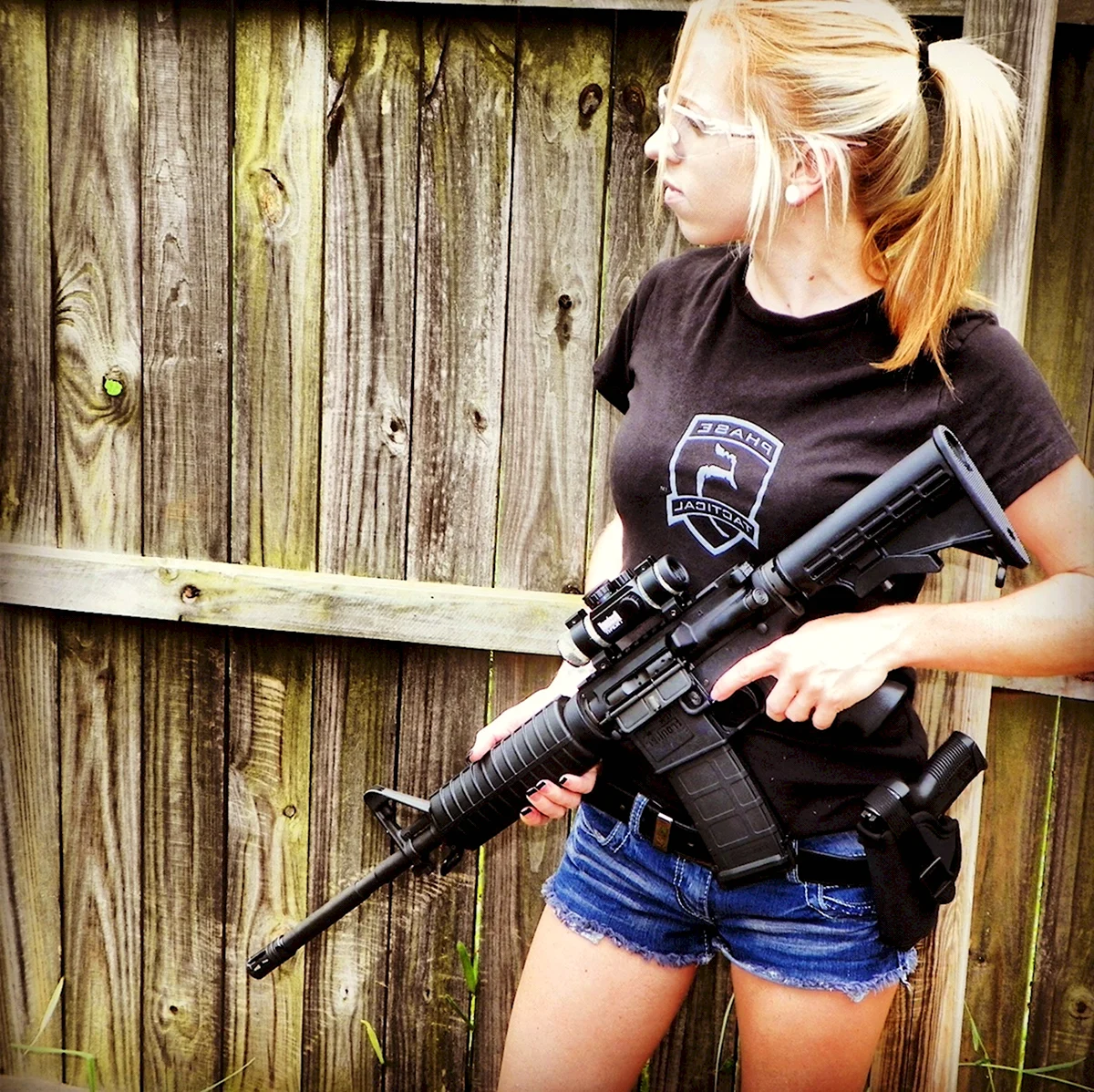 Блондинка с оружием