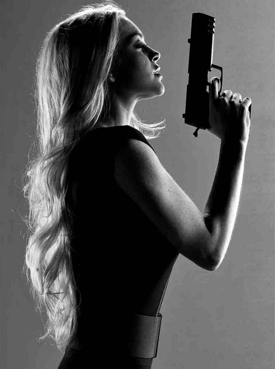 Блондинка с пистолетом