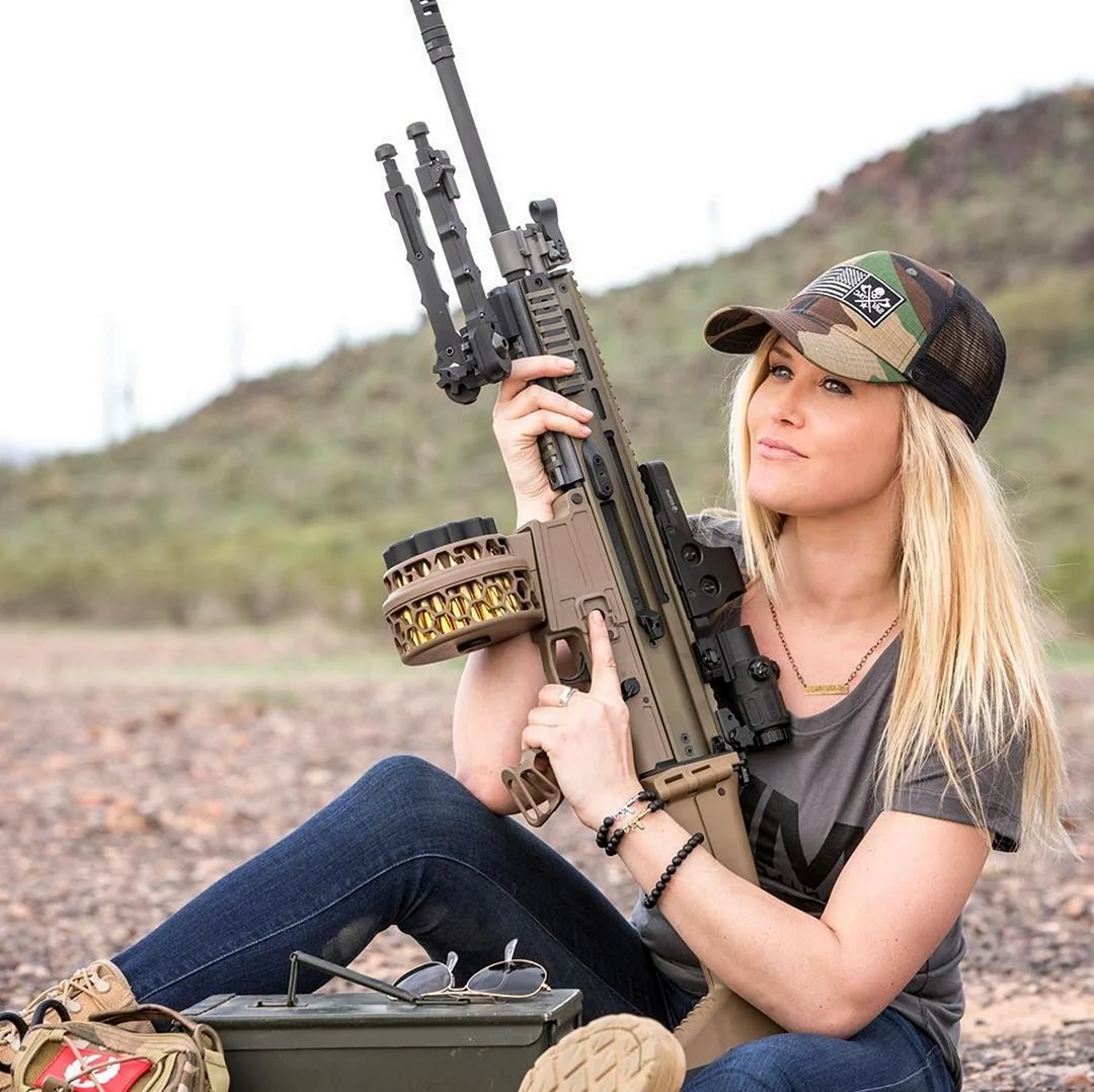 Блондинка с пушкой