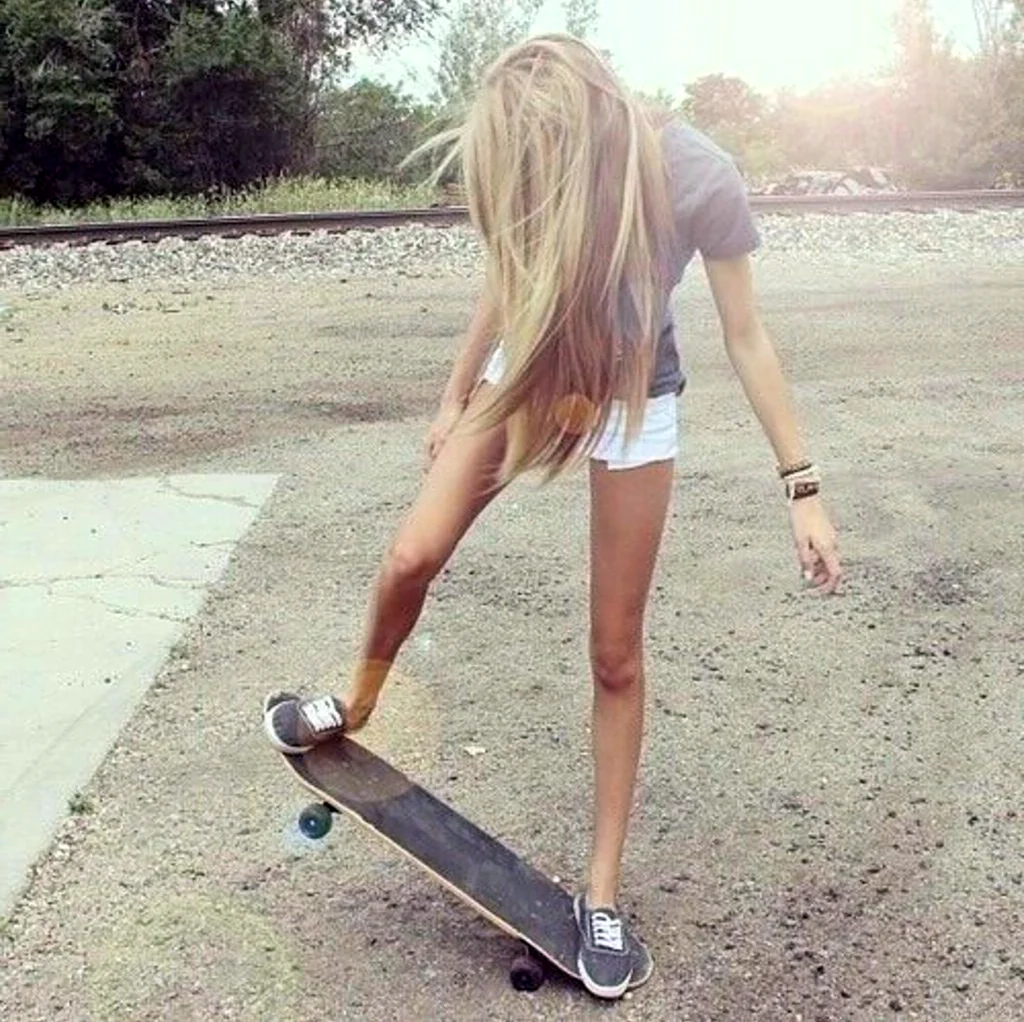 Блондинка со скейтом