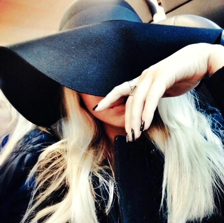 Блондинка в черной шляпе