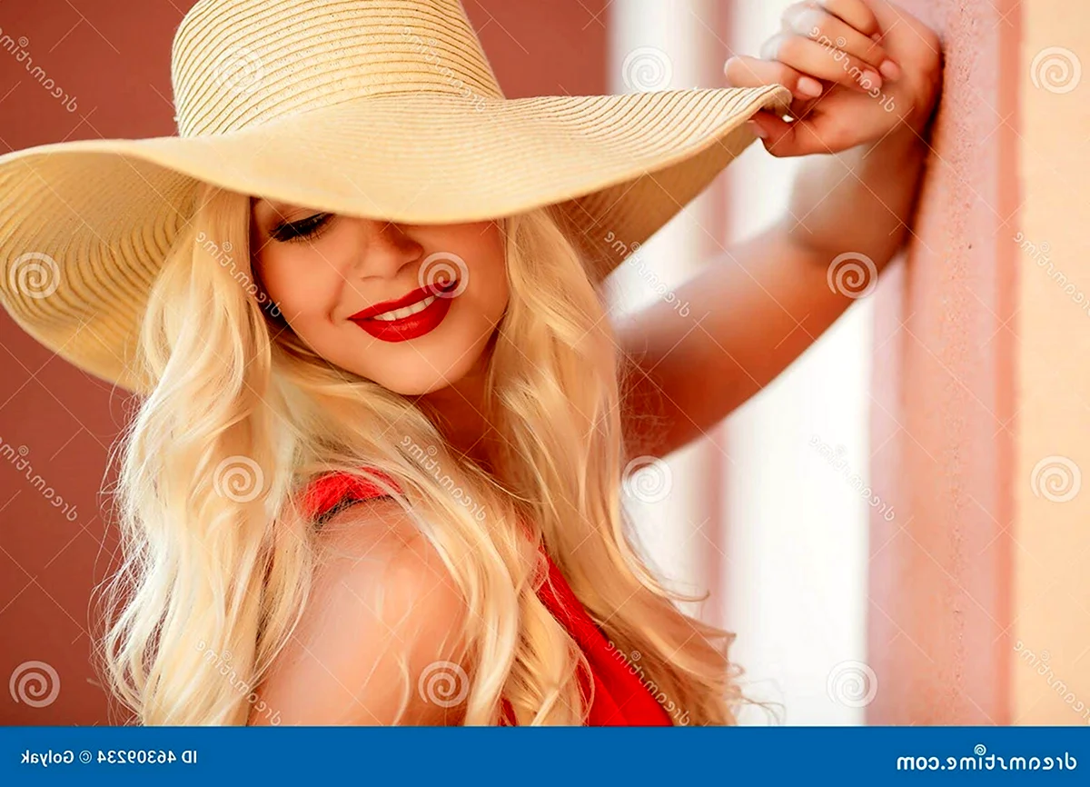 Блондинка в красной шляпе
