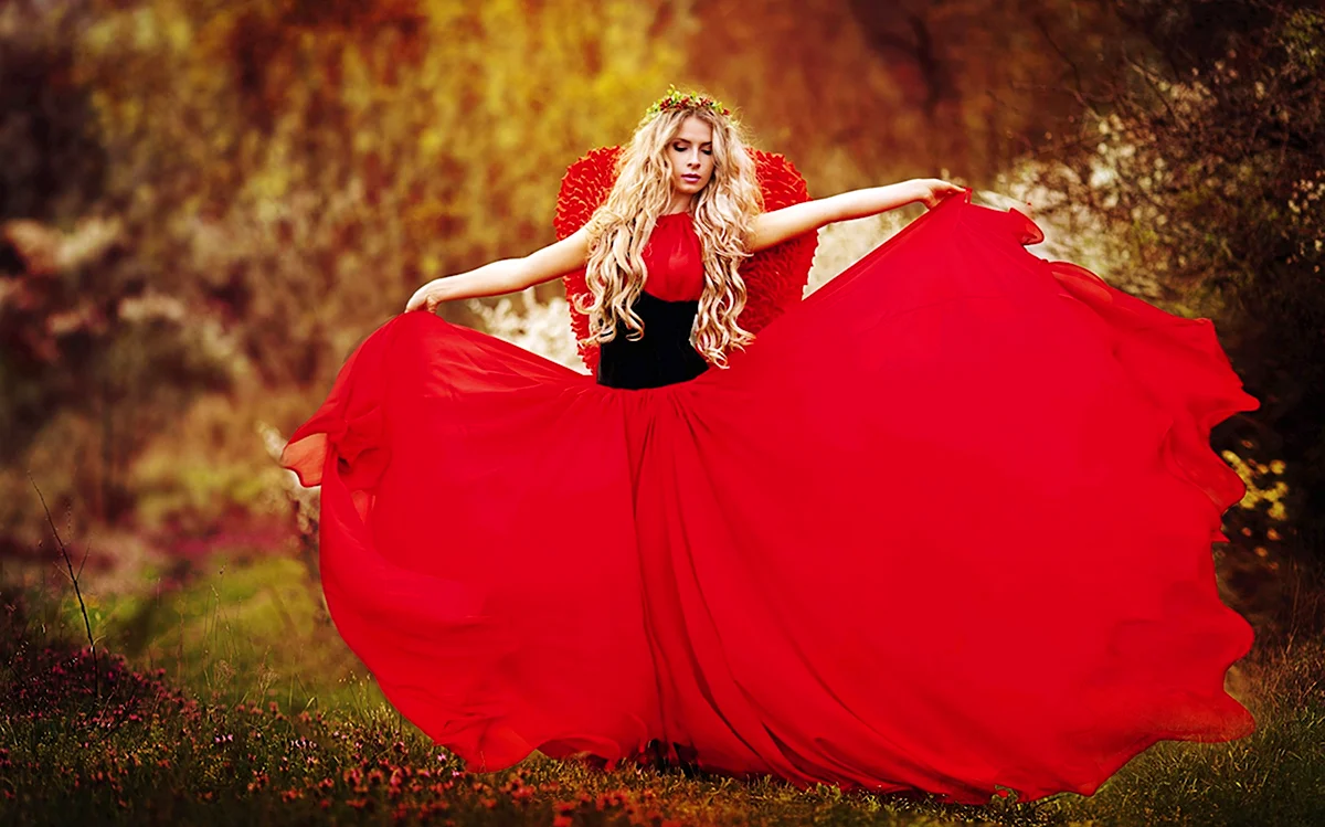 Блондинка в Красном платье