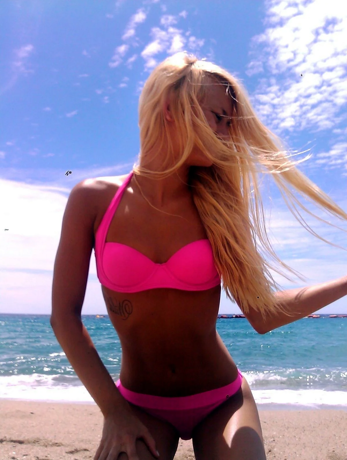 Блондинка в розовом купальнике