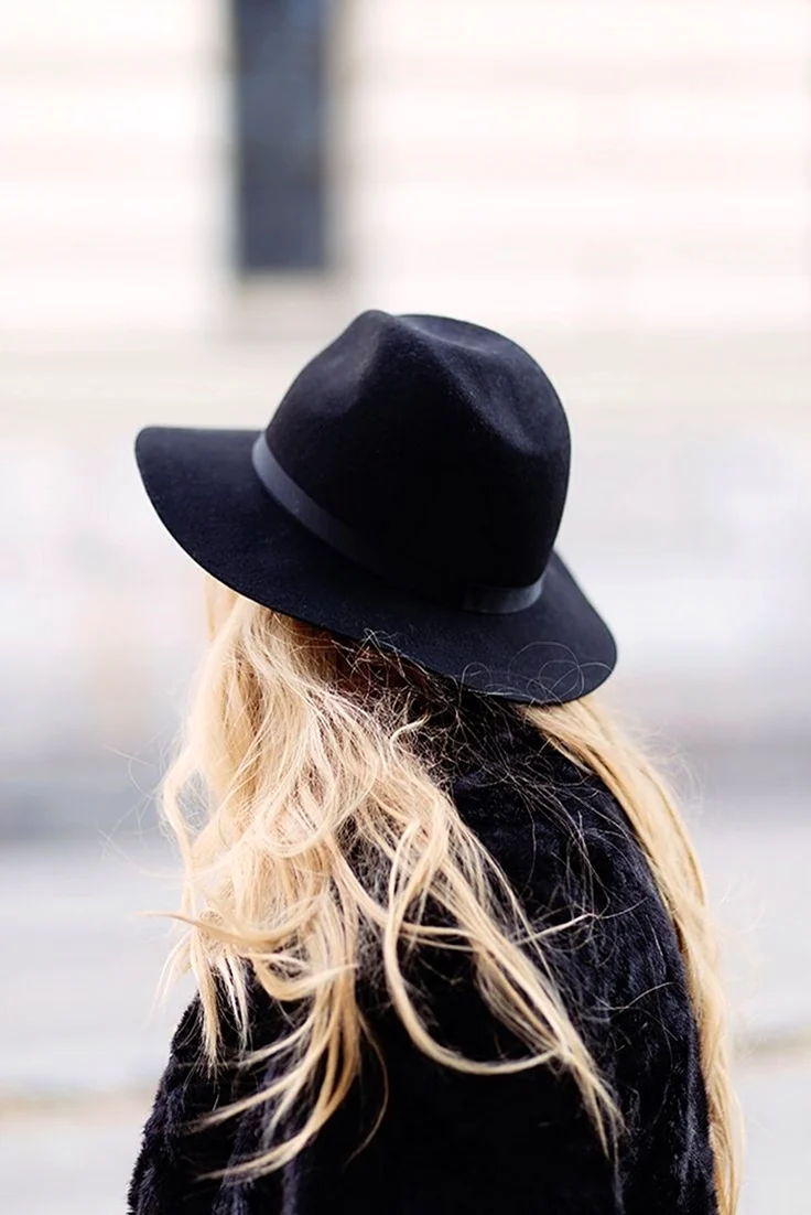 Блондинка в шляпе