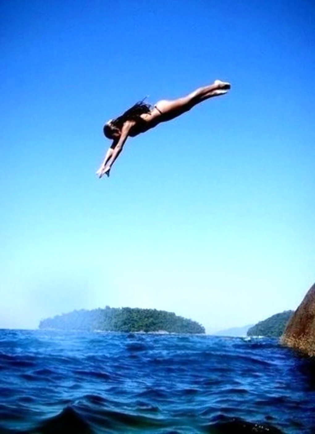 Человек прыгает в воду