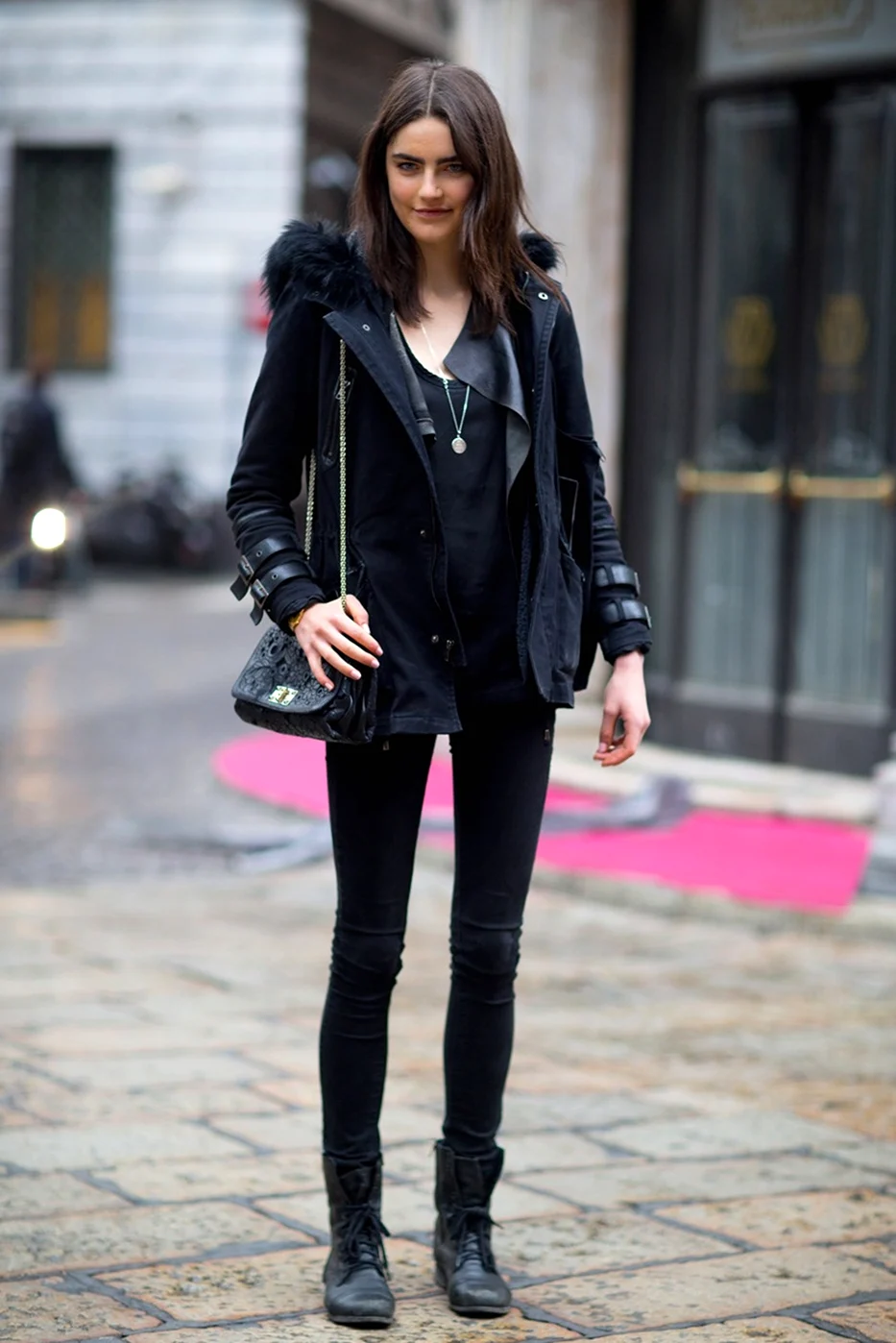 Черные джинсы и черная куртка