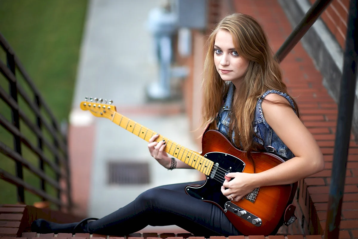 Chloe гитаристка