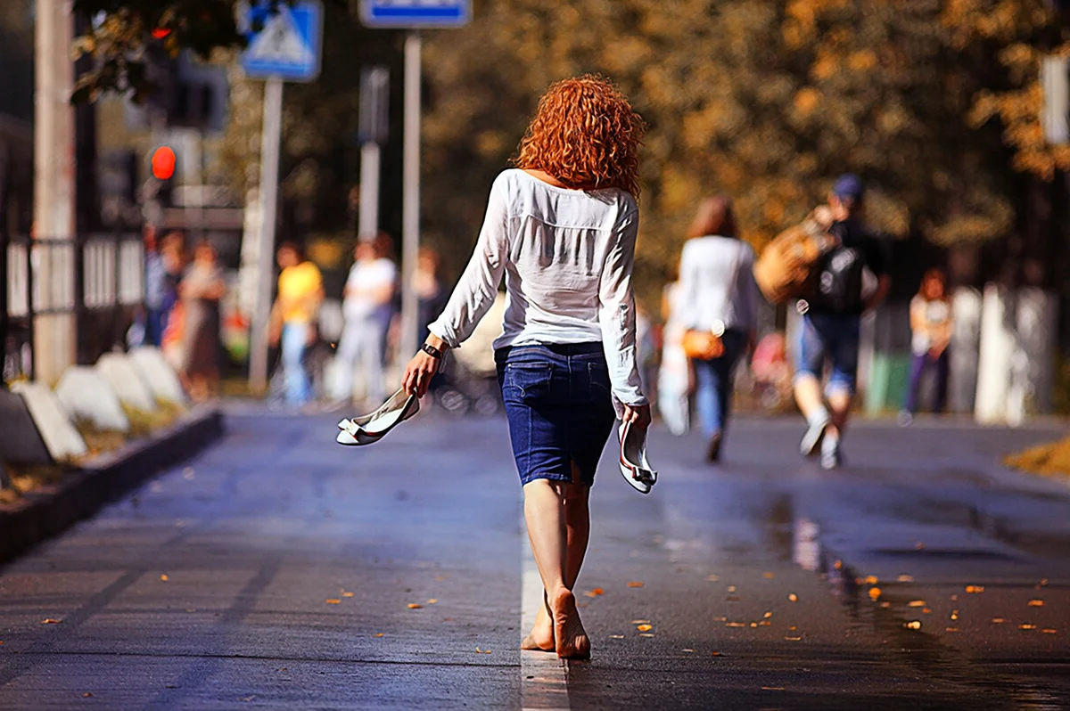Девушка идет по улице