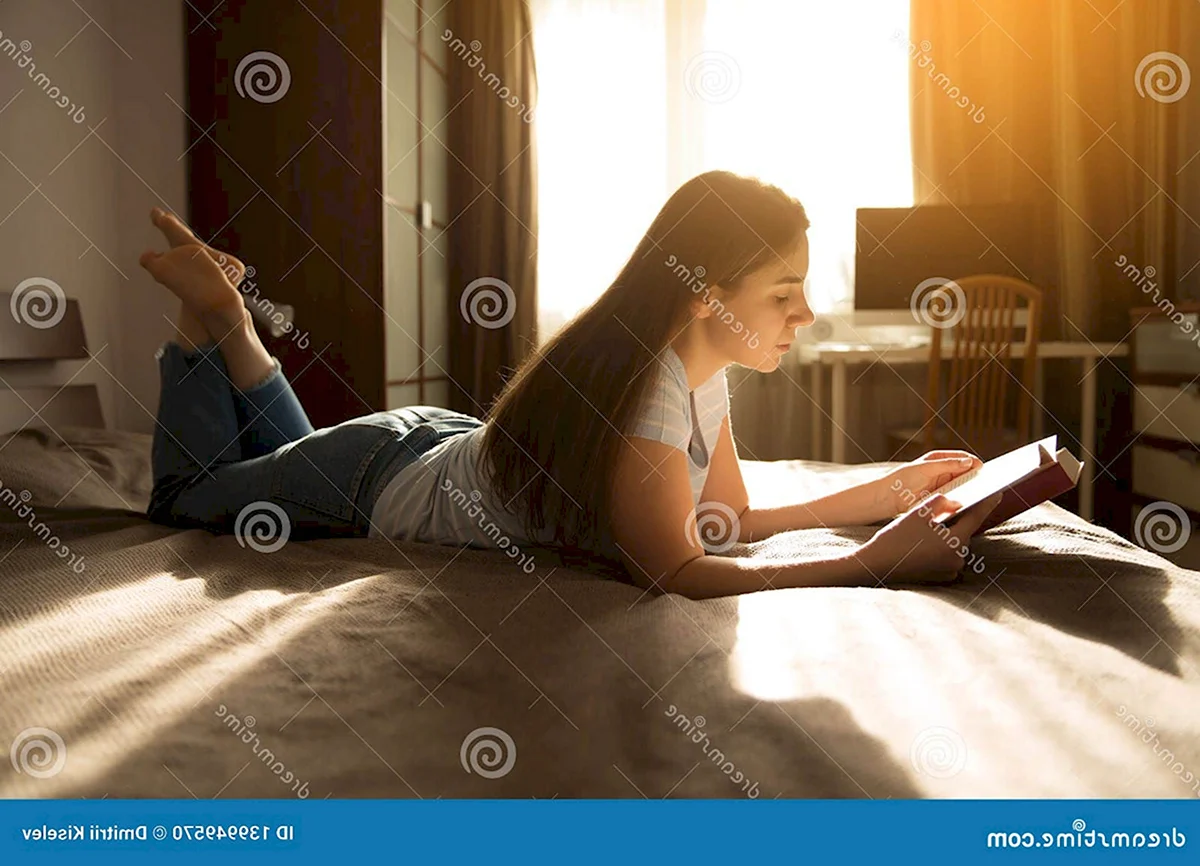 Девушка лежит и читает