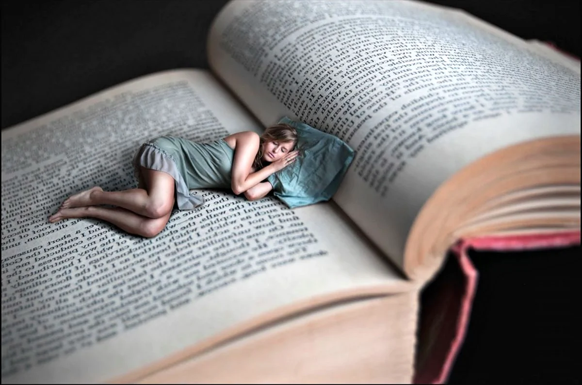 Девушка лежит с книгой