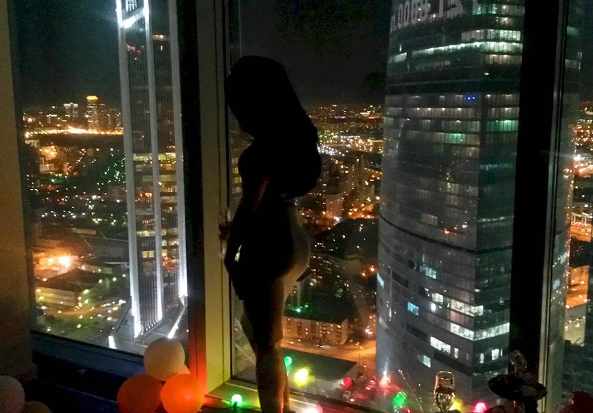 Девушка на балконе ноч