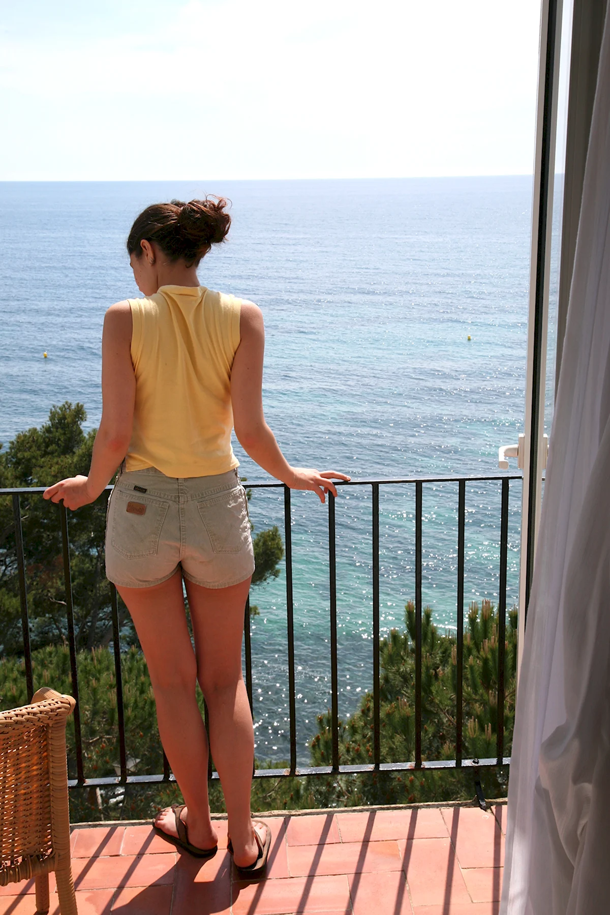 Девушка на балконе со спины